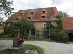 Brunnen mit Schüttkasten