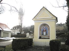 Der alte Ansitz, vorne die Kapelle - 2011